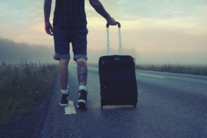 photo d'un homme qui tient une valise
